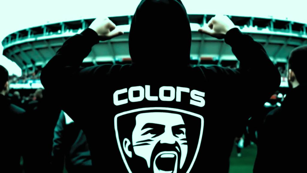 Navijač u COLORS majici među publikom na stadionu